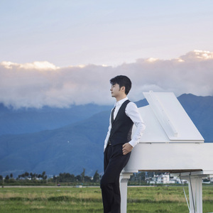 美女和帅哥在努力生孩子
